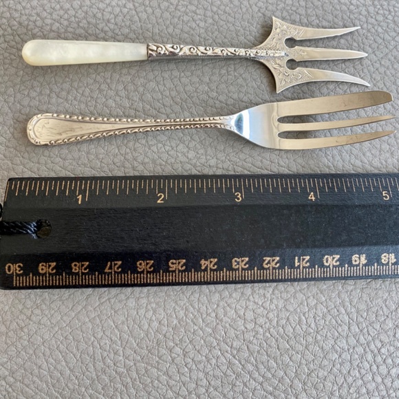 Sheffield Hallmarked Sterling silver cake fork set with trident - Picture 7 of 8